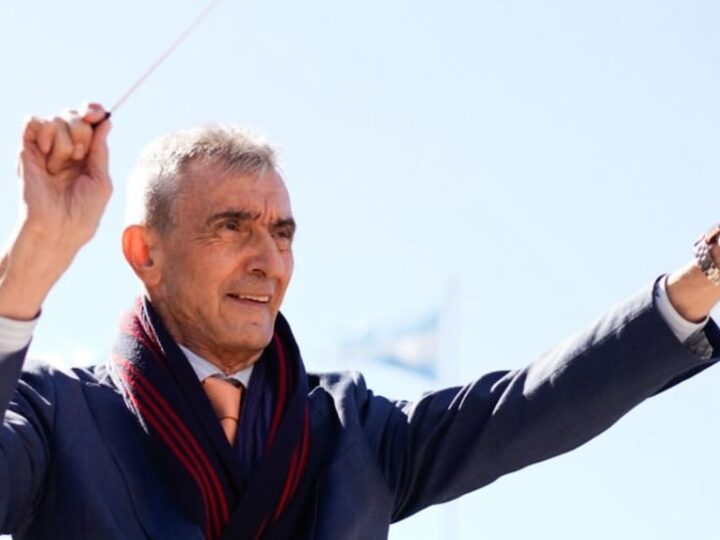 Nelson Castro sorprendió al dirigir una banda de 700 músicos en el Monumento a la Bandera